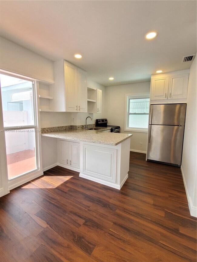 Photo - 2407 Scott St Unit 2