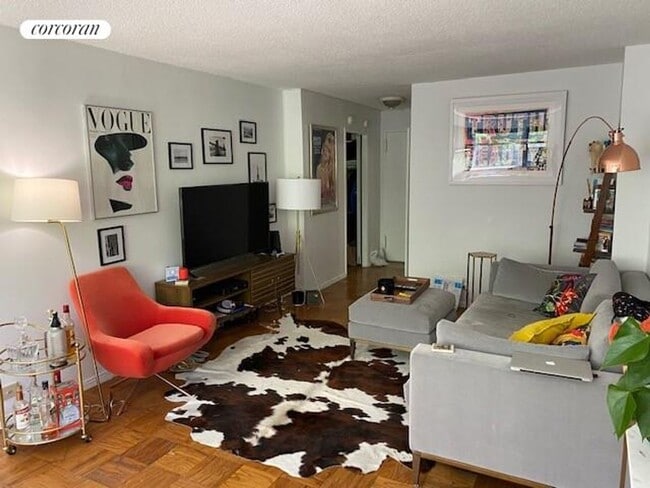 Photo - 77 E 12th St