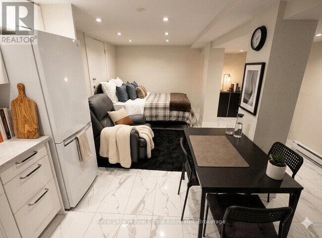 Photo - 237 Lakeshore Rd E
