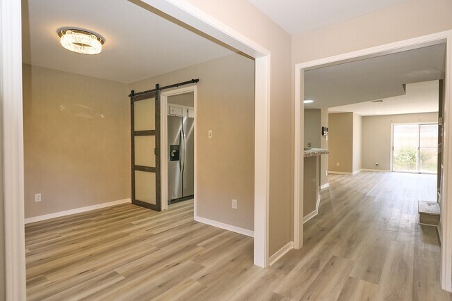 Photo - 14662 Perthshire Rd Unidad True