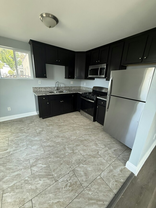 1727 W 84th Pl