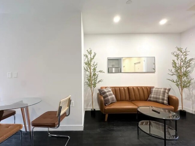 Building Photo - Furnished room/NOT APARTMENT Unit 3