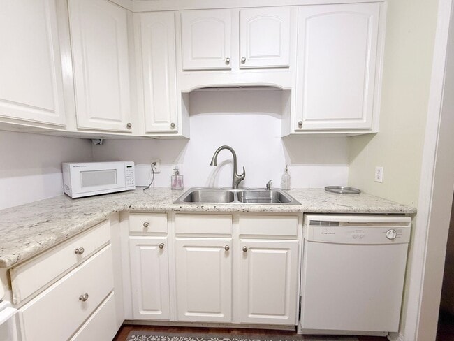 Photo - 1045 E 10th St Unit 1045 E 10th St Apt 206