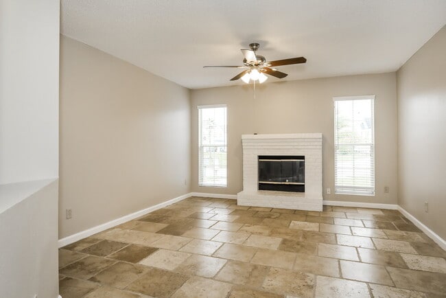 Photo - 653 Staffordshire Dr E
