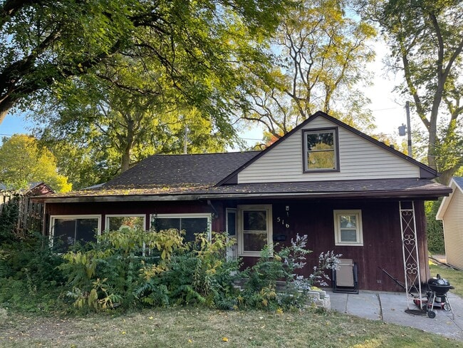 Building Photo - 4 Bedroom 2 Bath on Campus Rental