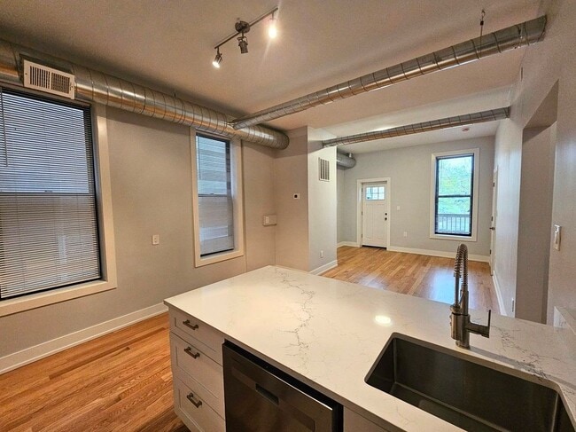 Photo - 1415 W Erie St