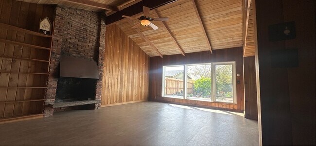 Photo - 795 E College St