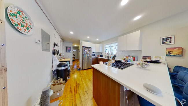 Building Photo - 165 Boylston St Unit 1 Rental