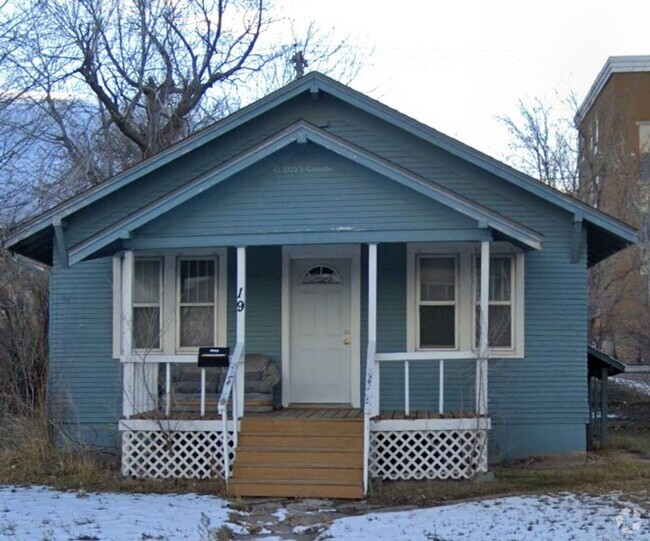 Building Photo - $1300 - 2 Bedroom 1 Bath House - Close to ...