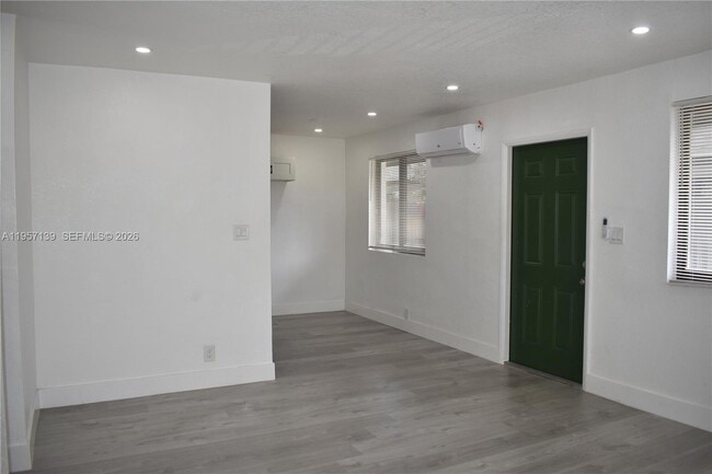 Building Photo - 900 NW 8th Ave Unit 1