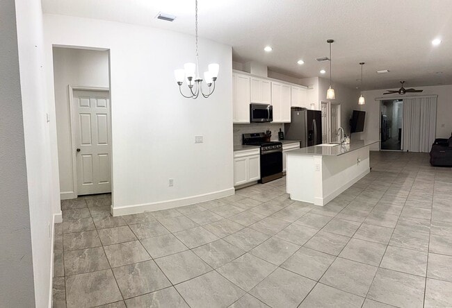 Building Photo - 5613 De Coronado Dr