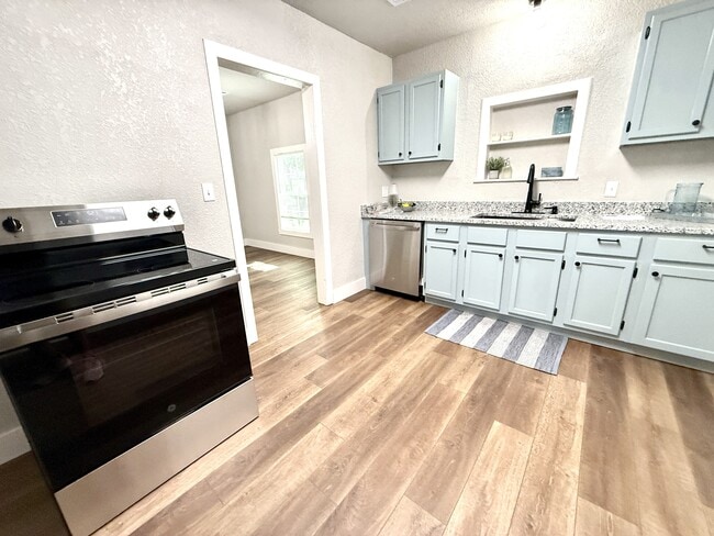 Photo - 721 Roff St NE