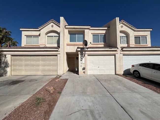 Building Photo - Beautiful 3Bed/3Bath Townhome w/ Garage lo...