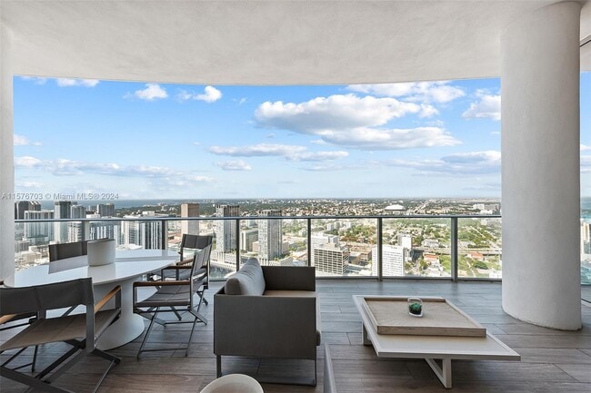 Photo - 851 NE 1st Ave Unidad PH 5112