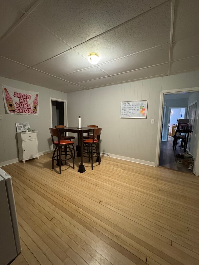 Building Photo - 200 E 9th St Unit 200 E 9th St