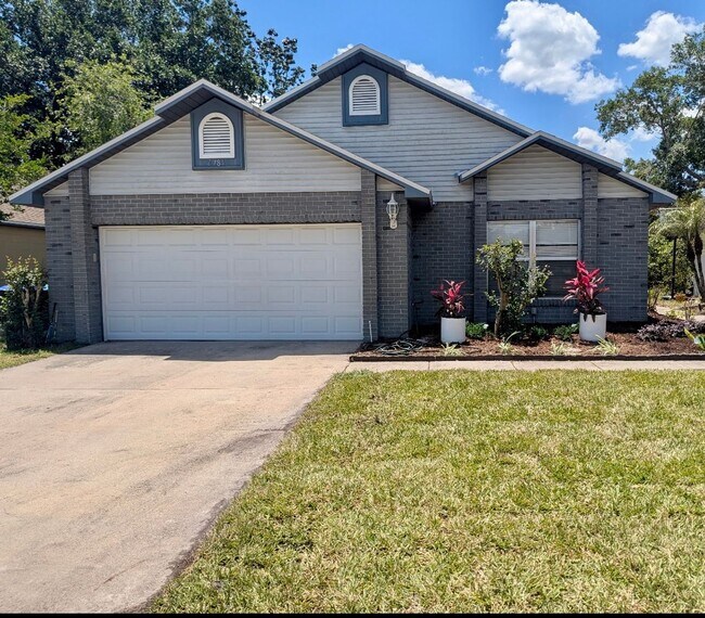 Building Photo - Whisper Lakes 3 Bedroom 2 Bath Home with Granite Counter Tops, Stainless Appliances and a Fenced ...