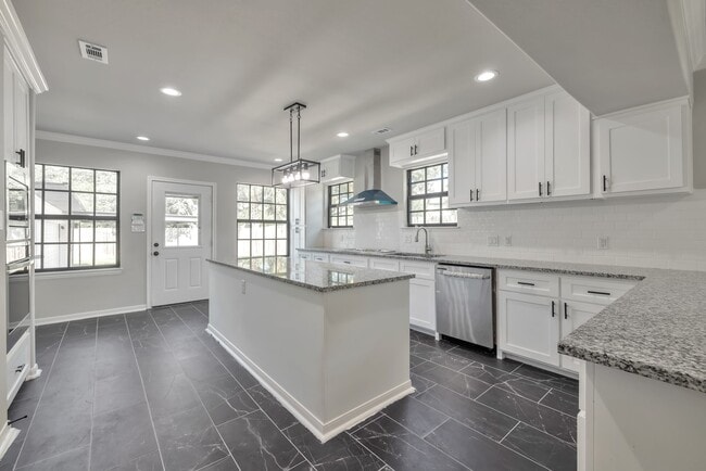 Photo - 7312 Main St