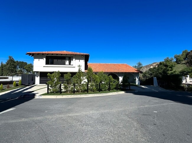 Building Photo - 4660 Burgundy Rd Rental