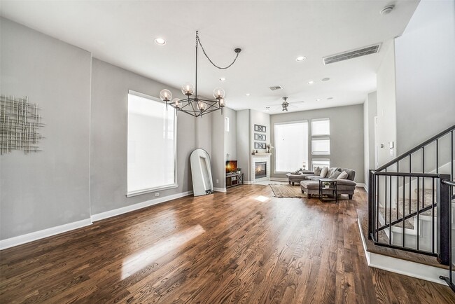 Photo - 904 Roy St