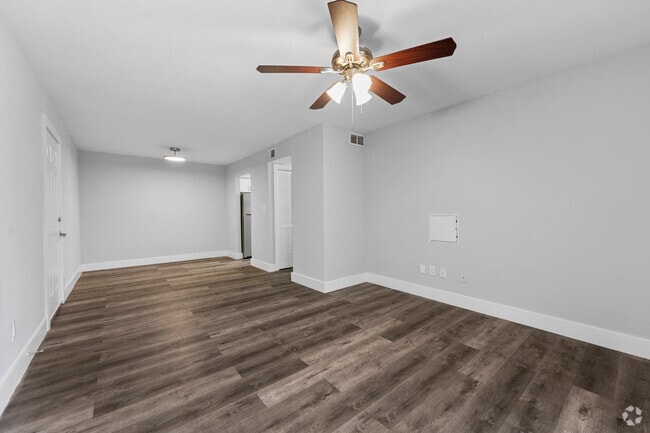 2 habitaciones, 1 baño - 936 pies cuadrados - Sala de estar - Ascot Place Apartments