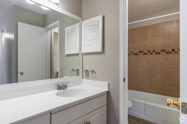 2BR, 1.5BA - 1150SF - Primary Restroom