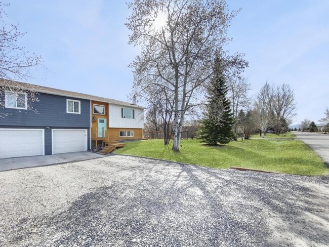 Building Photo - 3250 W.Hollyhock Dr