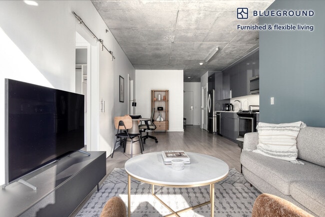 Photo - 311 W Illinois St Unidad FL8-ID816