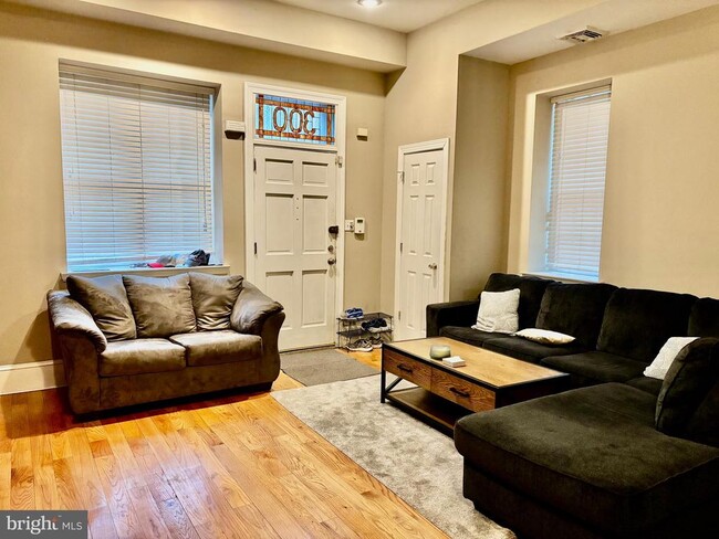 Building Photo - 300 Lombard St