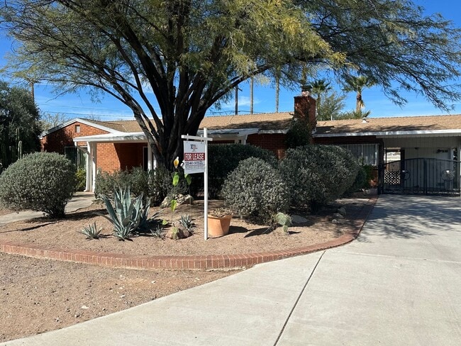 Photo - 2233 E Seneca St