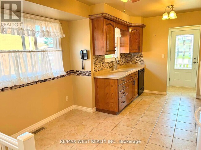 Photo - 37 Michael Dr S