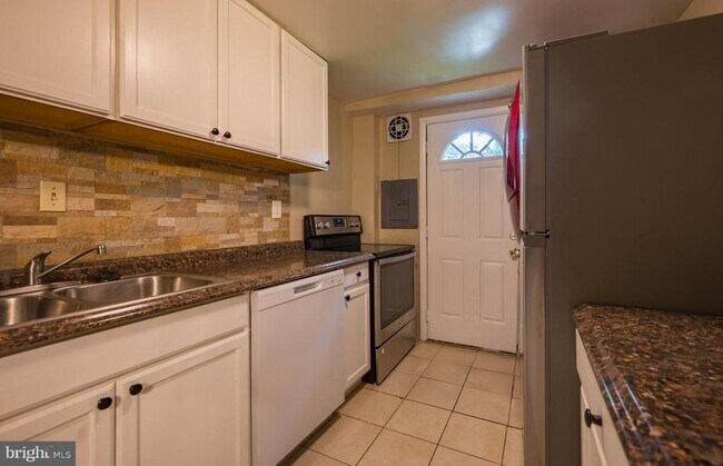 Photo - 7737 Greymont St