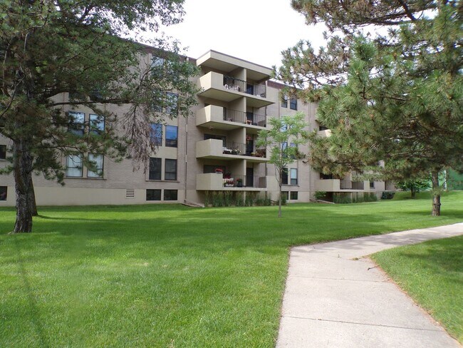 Photo - 2 BEDROOM CONDO IN FOUNTAIN WOODS IN EDINA...