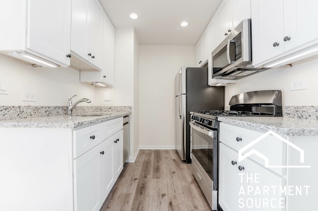 Building Photo - 424 W Oakdale Ave Unit 301