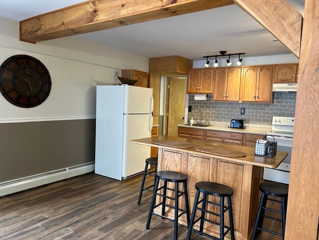 Building Photo - 2179 Shartlesville Rd Unit The Golden Oak Suite