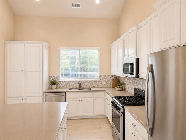 Photo - 2413 Bowen St