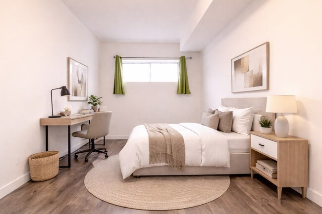 Photo - 579 College St