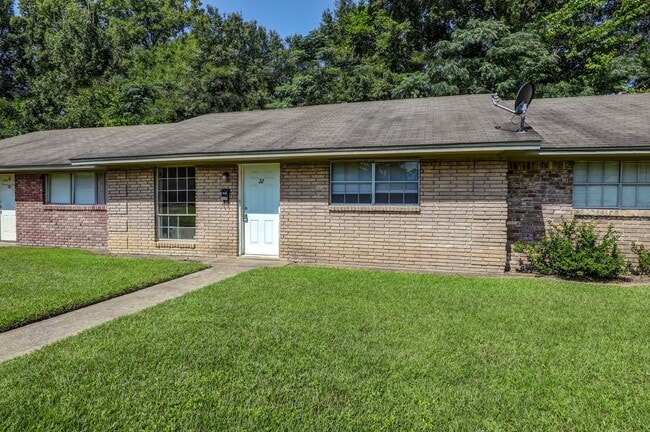 Building Photo - COMING SOON: 2 Bedroom 1 Bathroom Triplex
