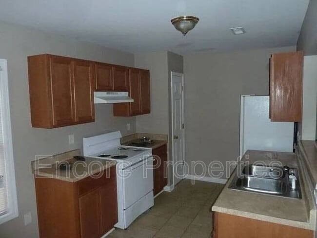 Photo - 2004 Hart St