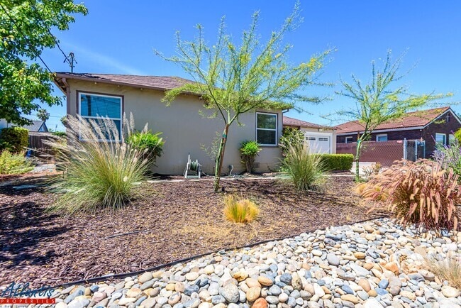 Building Photo - Lovely Home | Gorgeous Yards | A/C