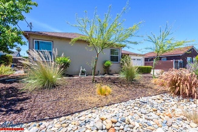 Building Photo - Lovely Home | Gorgeous Yards | A/C