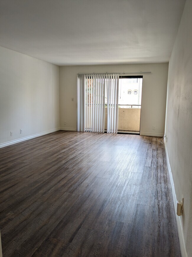 Photo - 326 S Manhattan Pl Unit 101