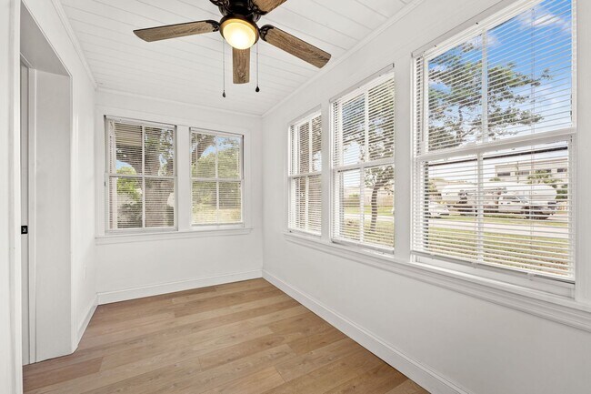 Photo - 2 Bed 1.5 Bath Jax Beach - Walk to the Beach- Newly remodeled