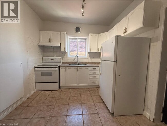 Photo - 359 Barton St E