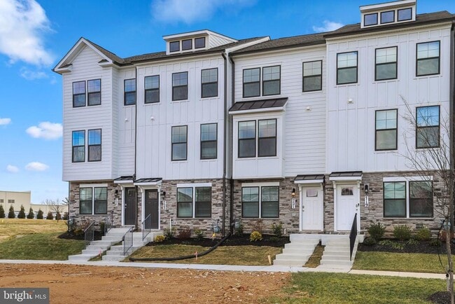 Photo - 721 Courier Ln