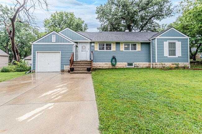 Back porch with a large yard! - Back porch with a large yard! House