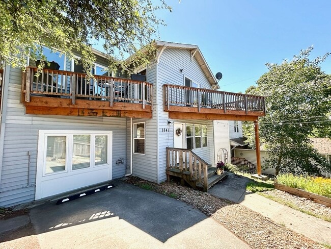 Building Photo - PRAGER DUPLEX Unit B (ADU)
