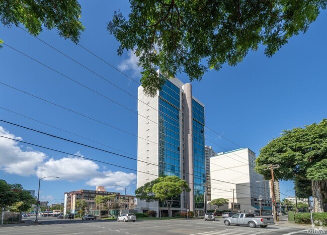 Building Photo - $3900/ 3 BED / 2 BATH in  PUNAHOU REGENCY Unit 3B Rental