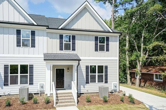 Room in 4 Bedroom Townhome at 252 W Vance St - Room in 4 Bedroom Townhome at 252 W Vance St