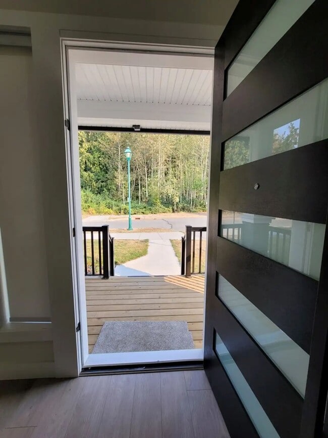 Photo - 4500 Stephen Leacock Dr Unit Upper