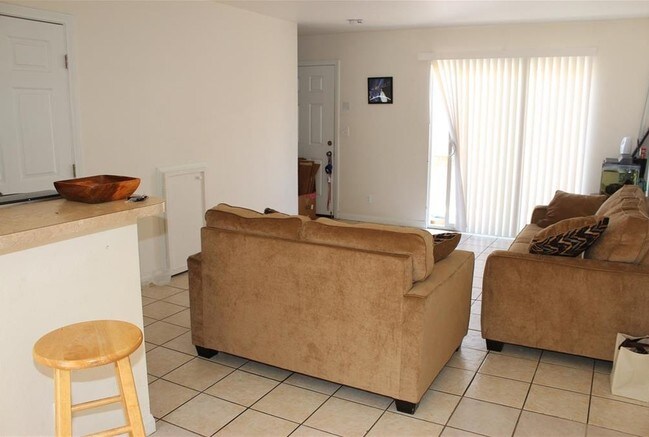 Photo - 1054-1058 Outer Rd Apartamentos